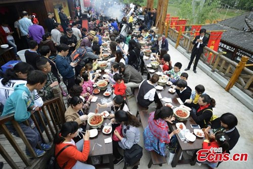 Sau khi chế biến, số tôm hùm đất này được phục vụ miễn phí tới các du khách.