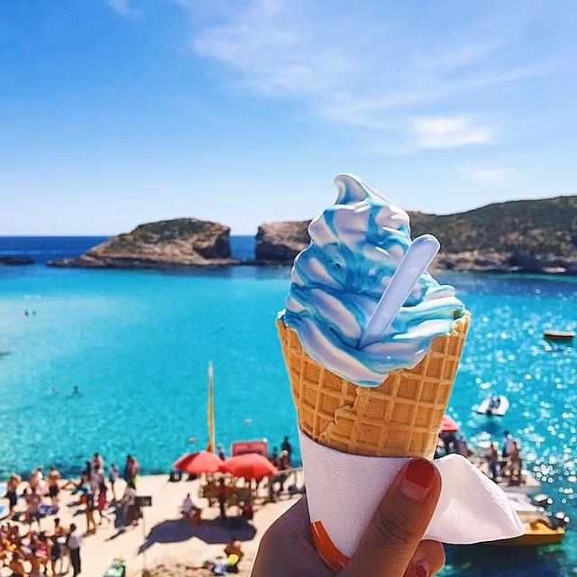 Cây kem dừa xanh mát lạnh được chụp tại đảo quốc Malta.