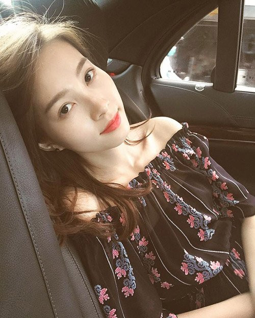 Hoa hậu Đặng Thu Thảo diện áo trễ vai, khoe nét đẹp dịu dàng.