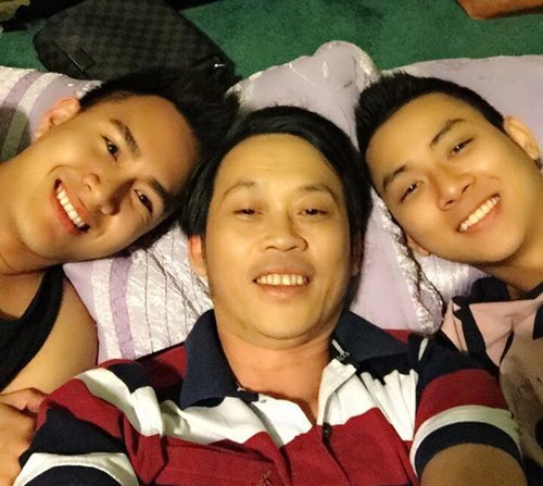 Hoài Linh chụp ảnh với con trai ruột Võ Lê Thành Vinh và con nuôi Hoài Lâm: “Xong show rồi, khoẻ re như bò kéo xe. Tự sướng với 2 thằng tró con”.