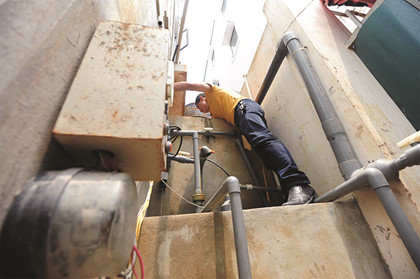 Theo phản ánh, người dân ở đây nhiều lần gửi đơn kiến nghị kêu cứu tới Ban quản lý dự án, nhưng chỉ nhận được sự im lặng. Để có thể sống được tại khu đô thị này, anh Lê Trung Hiếu ở nhà 12BTT1 phải đầu tư 1 hệ thống giếng khoan cỡ lớn với đầy đủ giàn mưa, bể lọc, bể khử khuẩn…, trị giá 65 triệu đồng.