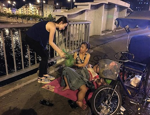 Angela Phương Trinh tiếp tục công cuộc làm từ thiện khi màn đêm đã buông: “Đầu tuần dù cho bận rộn thế nào thì Trinh vẫn tranh thủ cùng em Duy làm công việc quen thuộc là mang niềm vui nho nhỏ đến với các cô chú, anh chị... bắt gặp trên đường phố Sài Gòn”.