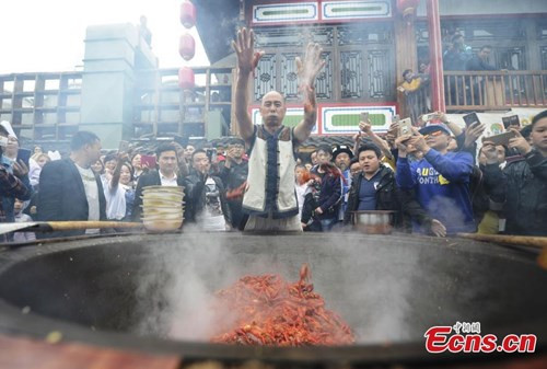 Hàng trăm quan khách đã phải trầm trồ thán phục trước khả năng chịu nhiệt của người đầu bếp có đôi bàn tay thép Tang Chenggang.