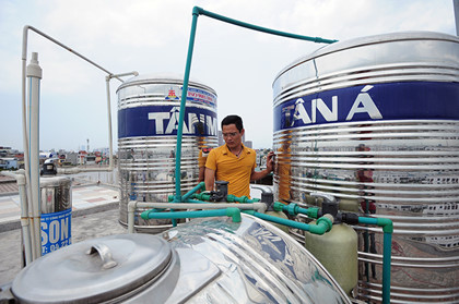 Anh Hiếu, chủ giếng khoan cho biết biết, khoan giếng nước ngầm là vi phạm, nhưng không làm thì bản thân và nhiều hộ gia đình ở đây… chết khát.