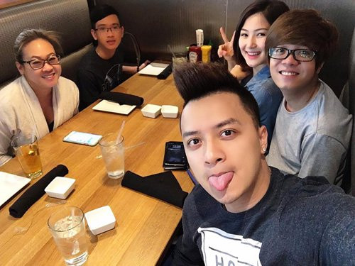 Cách đây ít giờ, trên Facebook cá nhân, Hương Tràm khoe hình ảnh đi ăn thân mật bên tình cũ - nam ca sĩ Bùi Anh Tuấn. Trong ảnh, cô và bạn trai cũ ngồi kế bên nhau vui vẻ trò chuyện và chụp ảnh cùng đàn anh Cao Thái Sơn. Trước đó, nữ ca sĩ Ngại ngùng còn chụp ảnh tự sướng tình tứ với Bùi Anh Tuấn ở sân bay. Được biết, cặp ca sĩ bước ra từ The Voice đang có chuyến lưu diễn chung tại Mỹ.