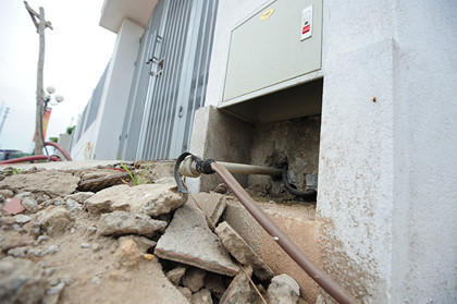 Trước cửa nhà mỗi hộ dân Ao Sào đều có đường ống nước lộ thiên xin của hàng xóm như thế này.