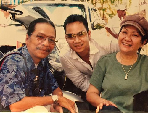 Thomas Tâm Nguyễn – ông xã Hồng Ngọc nghẹn ngào chia sẻ tâm sự về bố vợ (tay trống Nguyễn Xuân Dinh) khi ông vừa qua đời tại nhà riêng ở Sài Gòn. “Những kỷ niệm đẹp sẽ mãi ở lại trong chúng con! Con muốn giữ mãi một hình ảnh người đàn ông phong trần và rất nghệ sĩ này. Cảm ơn bố vì đã cho con đứa con gái rượu của bố để cô ấy mang đến cho con 3 thiên thần. Cuối cùng thì chúng ta cũng phải chia tay nhau ở trần gian này, nhưng hình ảnh và kỷ niệm đẹp về bố sẽ mãi ở lại với chúng con và các cháu của bố”, ông xã Hồng Ngọc viết.