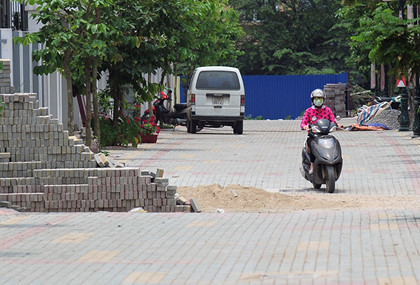 Đường trong khu đô thị cũng chưa được hoàn thiện, gây nguy hiểm cho người dân.