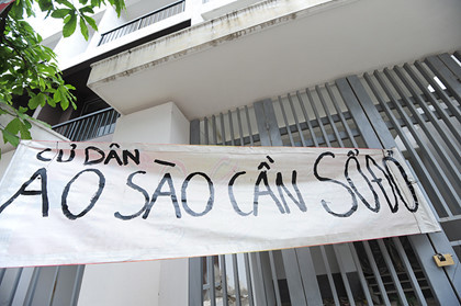 Cư dân Ao Sào dăng biểu ngữ yêu cầu chủ đầu tư hoàn thành đúng cam kết trước cửa nhà.