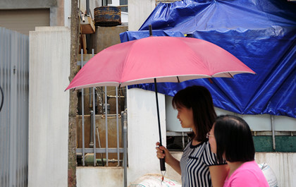 Nhưng hiện tại cuộc sống cư dân ở KĐT Ao Sào đang gặp nhiều khó khăn do hạ tầng nham nhở, thiếu thốn. Đặc biệt là việc không có nước sinh hoạt đã khiến 40 hộ dân phải trông chờ vào một miệng giếng khoan với công suất 12m3/ngày.