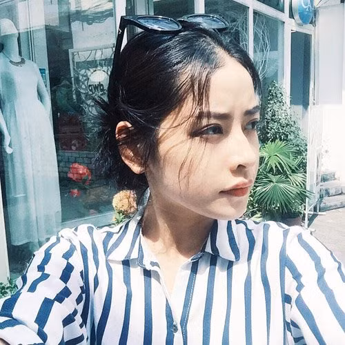 Chi Pu bất chấp thời tiết nắng nóng ở Sài Gòn vẫn cố đi tìm bối cảnh cho dự án phim sắp tới: “Sao lần này cái vai trò sản xuất nó nặng không tưởng vậy nhỉ? Mấy nay cau có hơi nhiều, quên hẳn nụ cười sảng khoái rồi các bạn ạ”.