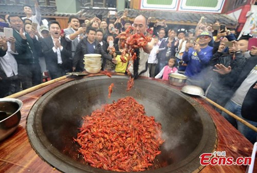 Hình ảnh dị nhân này được chụp hôm 8/5 tại một lễ hội ẩm thực ở Công viên quốc gia Trương Gia Giới (Hồ Nam,Trung Quốc).