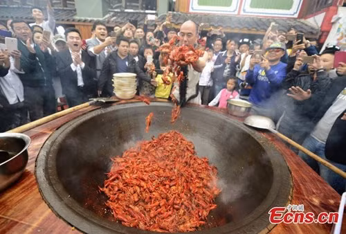 Hình ảnh dị nhân này được chụp hôm 8/5 tại một lễ hội ẩm thực ở Công viên quốc gia Trương Gia Giới (Hồ Nam,Trung Quốc).