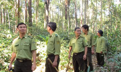 Can bo kiem lam bi ngu dan dung cheo go danh dap la lach