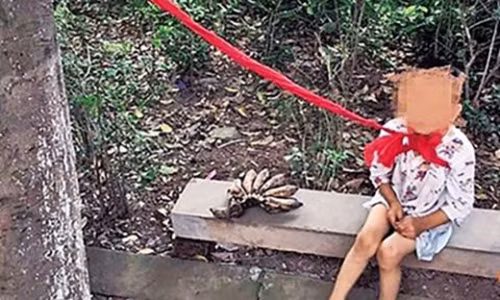 Buc xuc canh cau be 4 tuoi bi nguoi than xich co