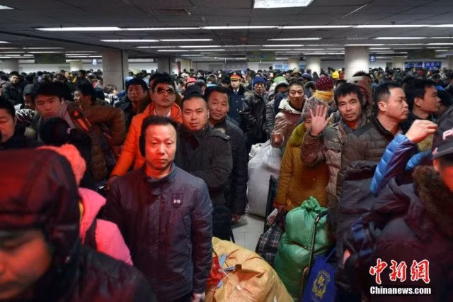 Hành khách đi tàu phần lớn là những người lao động di cư.