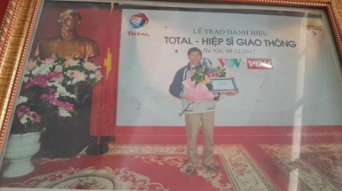 “Lao khung” U70 10 nam tinh nguyen lam “hiep sy giao thong“-Hinh-2