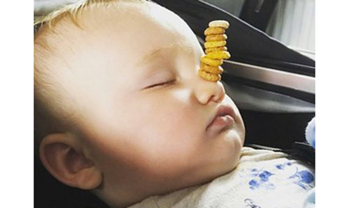 Thach thuc hai huoc thu hut cac ong bo tre chi voi vai chiec banh