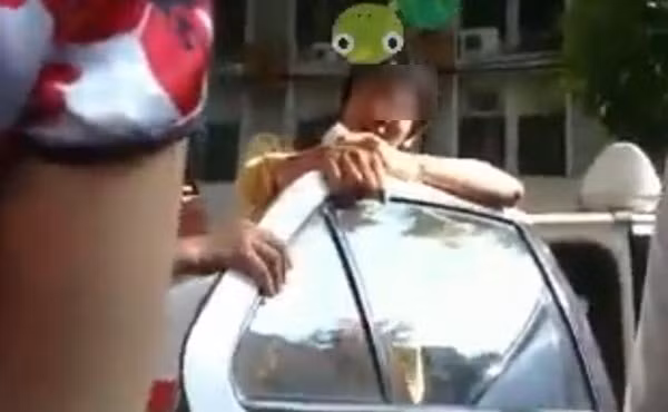 Ảnh trích từ clip chồng cầu xin vợ làm gái về nhà xôn xao phố Hà Nội.