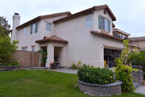 Toàn bộ ngôi biệt thự và khu vườn của gia đình Thu Phương có diện tích hơn 700m2, trong đó, diện tích của ngôi nhà là 225m2, bao gồm 4 phòng ngủ, 3 phòng tắm. Ông bầu Dũng Taylor chia sẻ, kể từ khi có con, phòng làm việc của ông phài dời ra ga-ra vì mẹ con Thu Phương "chiếm dụng" nhiều không gian.