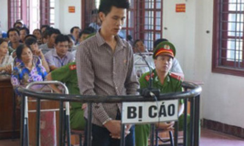 Bị cáo Hùng trước vành móng ngựa.