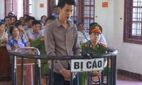 Bị cáo Hùng trước vành móng ngựa.