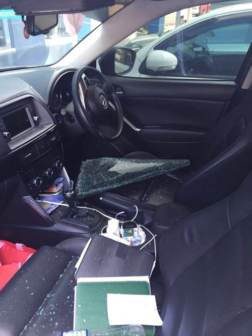 Chiếc xe bị đập vỡ kính và khoắng sạch tiền.