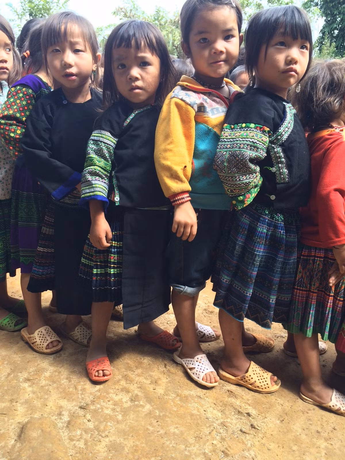 Những đứa trẻ này chưa biết nói tiếng Kinh.