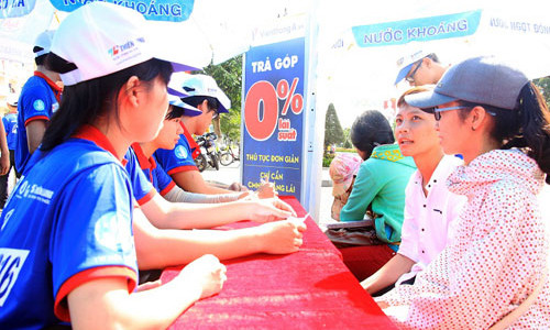 Lực lượng thanh niên tình nguyện hướng dẫn thí sinh về dự thi tại TP.Quy Nhơn, Bình Định (chụp ngày 28/6). Ảnh: Dũ Tuấn