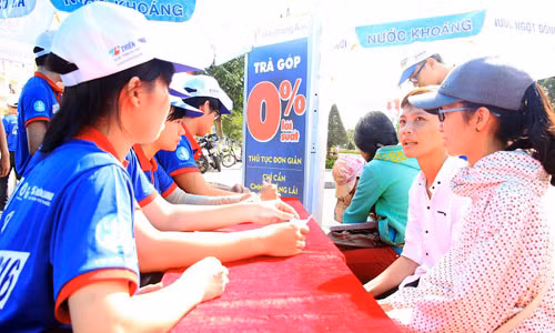 Lực lượng thanh niên tình nguyện hướng dẫn thí sinh về dự thi tại TP.Quy Nhơn, Bình Định (chụp ngày 28/6). Ảnh: Dũ Tuấn