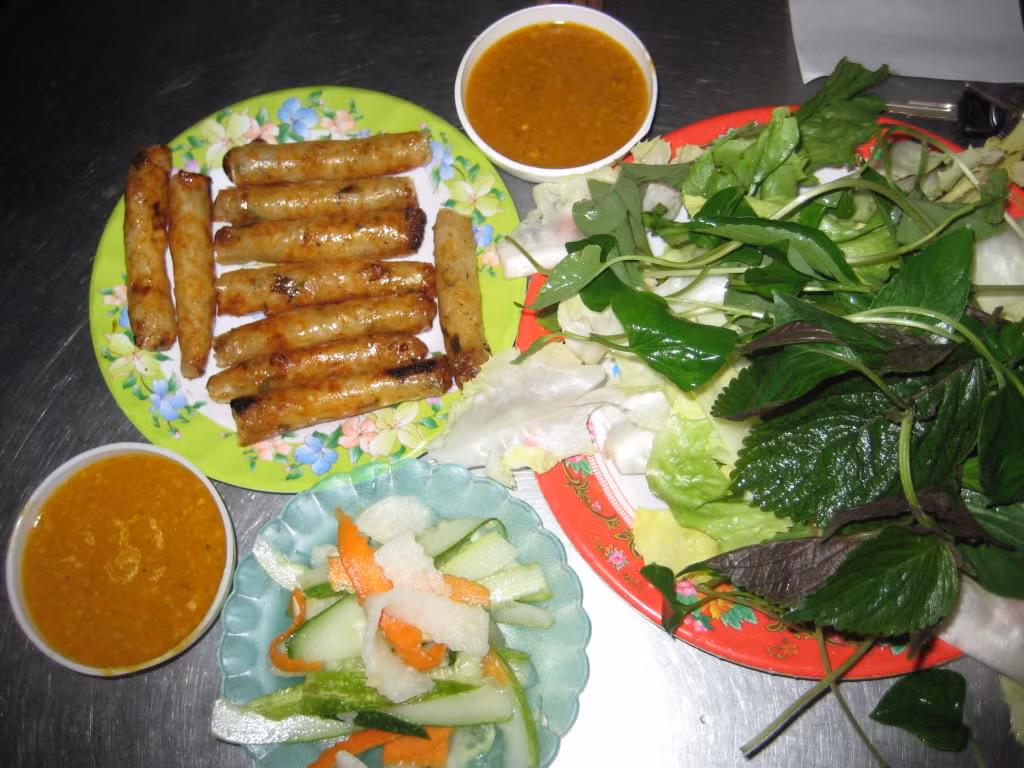 Chả ram bắp: Với cách cuốn bắp non bào nhuyễn ướp với gia vị vào bánh tráng rồi chiên đến khi có màu vàng ruộm đã tạo thành một món chả ngọt, thơm rất riêng cho Đà Lạt. Khi ăn, chả ram lại một lần nữa được cuốn với bánh tráng, dưa leo, củ đậu, cà rốt... và rau sống rồi chấm vào chén nước lèo làm từ tương đậu phộng. Bạn có thể tìm ăn món chả ram bắp ở quán cạnh trường tiểu học Nguyễn Trãi hoặc đường Nguyễn Công Trứ.