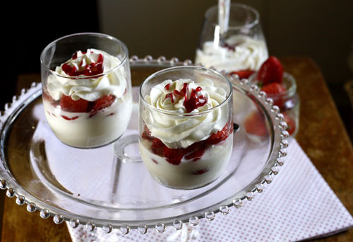 Dâu tây kem: Sẽ thật thiếu sót nếu đến Đà Lạt mà không nếm thử món kem làm từ dâu tây tươi hái tận vườn. Thưởng thức dâu tây kem trong tiết trời se lạnh Đà Lạt dường như càng làm món ăn thêm thi vị và hấp dẫn. Địa chỉ gợi ý cho bạn là quán dâu tây kem trên phố Phan Đình Phùng nhé.