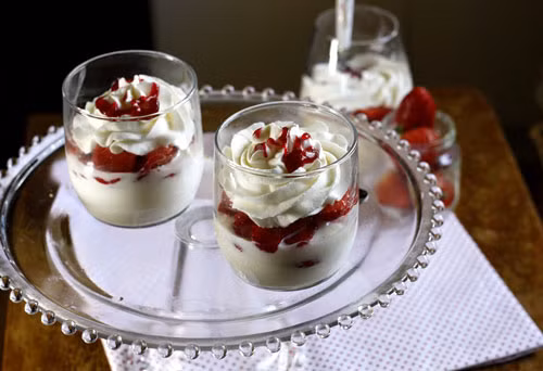 Dâu tây kem: Sẽ thật thiếu sót nếu đến Đà Lạt mà không nếm thử món kem làm từ dâu tây tươi hái tận vườn. Thưởng thức dâu tây kem trong tiết trời se lạnh Đà Lạt dường như càng làm món ăn thêm thi vị và hấp dẫn. Địa chỉ gợi ý cho bạn là quán dâu tây kem trên phố Phan Đình Phùng nhé.