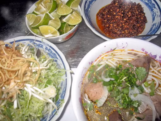 Bún bò ấp Ánh Sáng: Đây vốn dĩ là một đặc sản của Huế nhưng bạn sẽ cảm nhận được trọn vẹn hương vị của món ăn này nếu đến ấp Ánh Sáng.