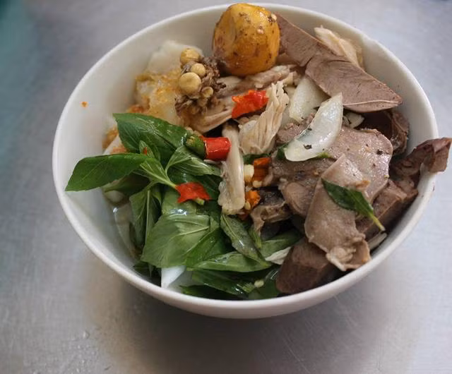 Bánh ướt lòng gà: Vị dẻo mềm của bánh kết hợp vị thơm, ngọt của thịt gà chắc chắn sẽ khiến bạn thích thú khi thưởng thức món ăn này. Ăn bánh ướt lòng gà ngon, nên ghé quán bánh ướt trên đường Tăng Bạt Hổ, gần chợ Đà Lạt.