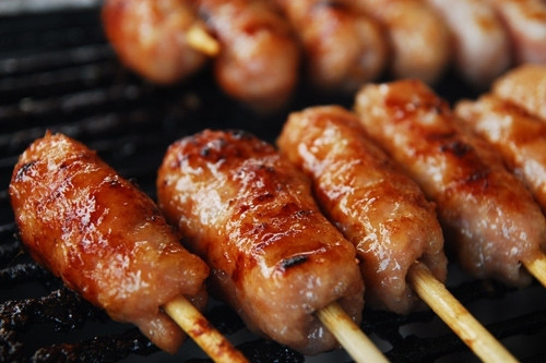 Nem nướng: Nem nướng Đà Lạt khi ăn thường cuộn kèm với bánh tráng, rau xà lách, chuối, khế... và chấm với thứ nước tương được pha chế rất đặc biệt. Muốn ăn nem nướng ngon, bạn nên đến đường Phan Đình Phùng và Bùi Thị Xuân.