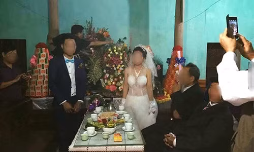 Co dau dien vay cuoi xuyen thau ve lang gay tranh cai