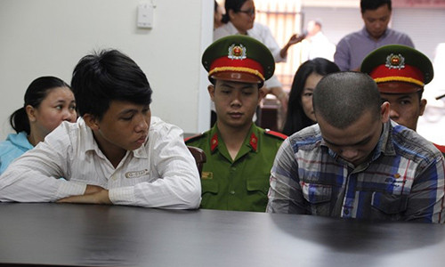 Tân (áo trắng) và Tuấn được miễn trách nhiệm hình sự tại phiên phúc thẩm ngày 15/9. Ảnh: Thăng Long.