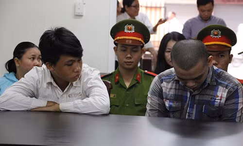 Tân (áo trắng) và Tuấn được miễn trách nhiệm hình sự tại phiên phúc thẩm ngày 15/9. Ảnh: Thăng Long.