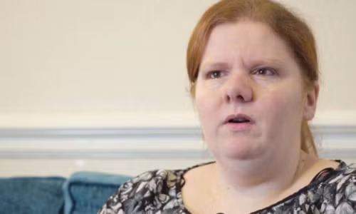 Co gai bi xa lanh vi co the co mui nhu ca, hanh