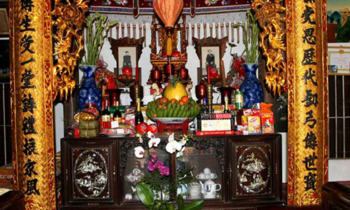 Bàn thờ gia tiên cần được lau chùi sạch sẽ, tỉ mỉ.