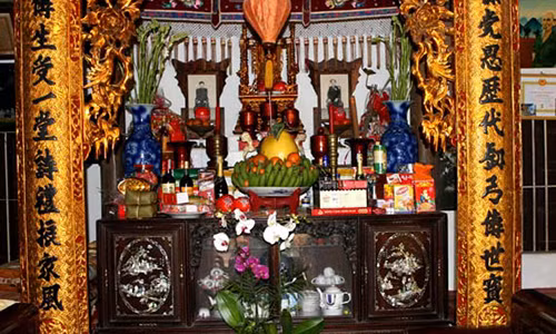 Bàn thờ gia tiên cần được lau chùi sạch sẽ, tỉ mỉ.