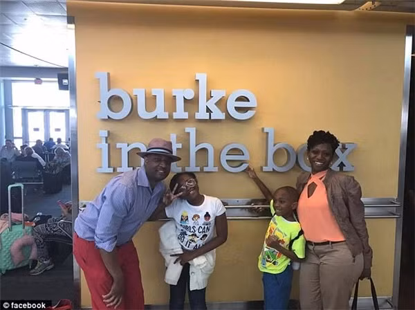 Xon xao gia dinh bi duoi khoi may bay chi vi chiec banh kem