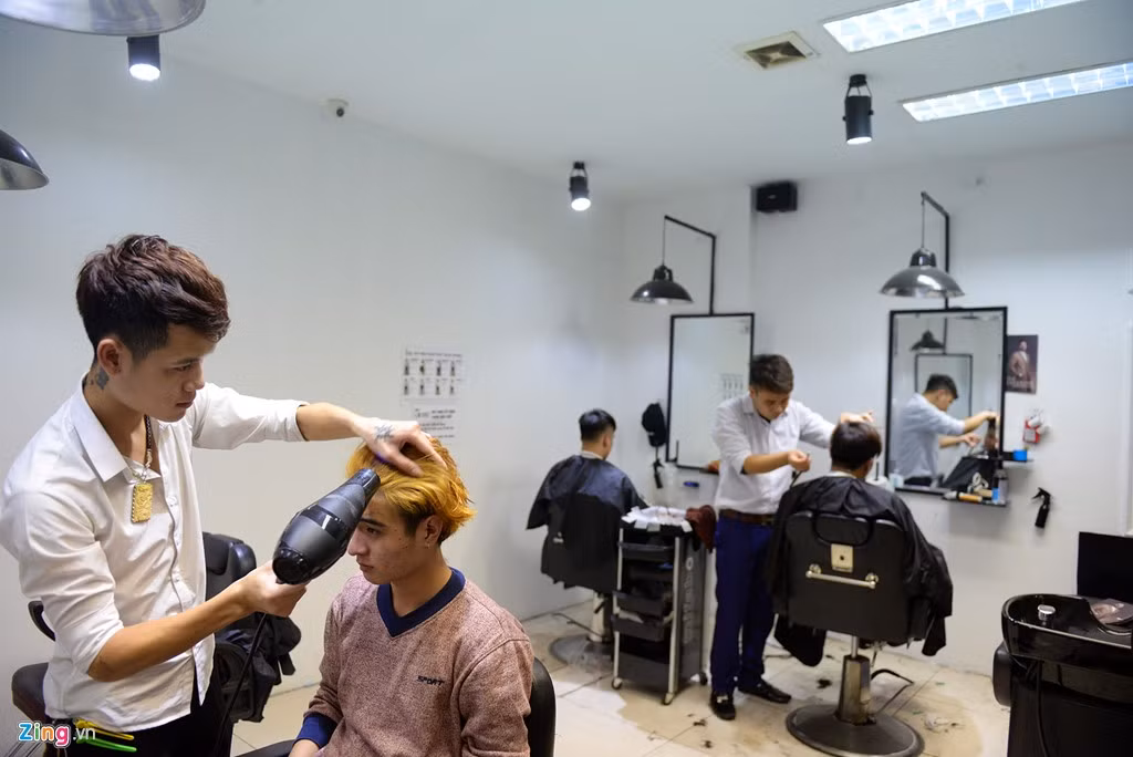 Anh Nguyễn Trung Sơn, thợ cắt tóc của cửa hàng, cho biết, ngày thường, mỗi ngày anh làm được 10-12 khách, dịp Tết làm khoảng 20 khách.