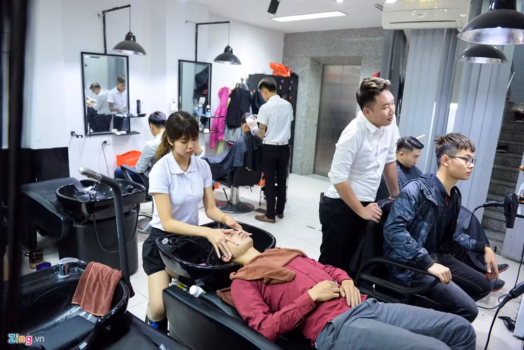 Một tiệm cắt tóc nam trên đường Láng (Hà Nội) không có cảnh phải đợi chờ lâu như chị em nhờ có hệ thống đặt lịch qua mạng nên. Cứ đến gần sát giờ đặt của mình, khách hàng sẽ đến và chỉ phải đợi khoảng 5 phút.