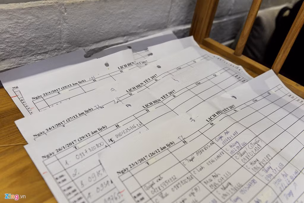 Mỗi ngày nhận từ 50-70 lượt khách, làm việc liên tục trong 12 tiếng đồng hồ, chị Quyên, chủ một tiệm nối mi trên phố Hoàng Cầu, cho biết: “Từ 20 tháng Chạp, cửa hàng chúng tôi không nhận khách đặt. Chủ yếu khách đến nối mi, thời gian làm hết 30 phút nhưng nếu không hẹn trước thì phải đợi khá lâu”.