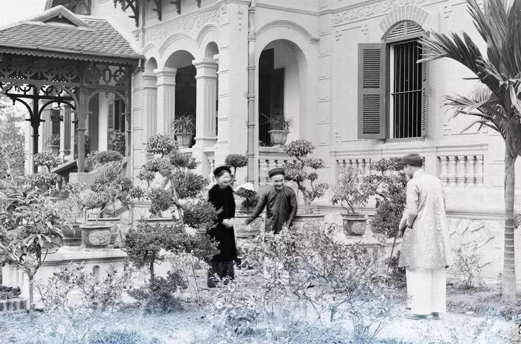 Những ngày Tết cũng là dịp để mọi người đi thăm hỏi người thân, bạn bè trước khi tham gia vào các lễ hội diễn ra trong suốt mùa xuân được tổ chức trong nội đô Hà Nội hoặc các vùng nông thôn lân cận.