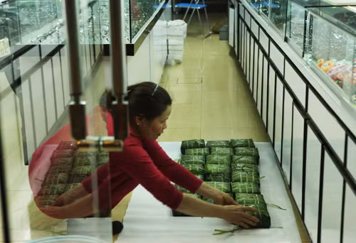 Bánh chưng được xếp ngay ngắn, chờ nguội rồi lèn chặt vừa phải cho thêm phần dẻo ngon.