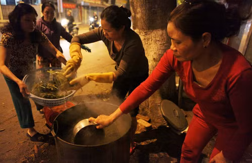 Mỗi người một việc tạo nên niềm vui không khí ngày Tết.