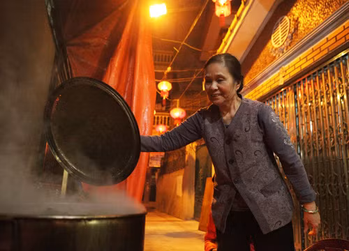 Người dân làng thường xuyên kiểm tra nồi để tiếp nước, tránh cạn, làm bánh chín không đều.